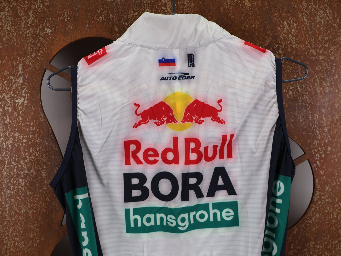 Westen - BOH von Specialized, SPECIALIZED RED BULL - BORA HANSGROHE WIND VEST ROGLIČ / WESTE vor USEDBIKES - OB.DE Hintergrund