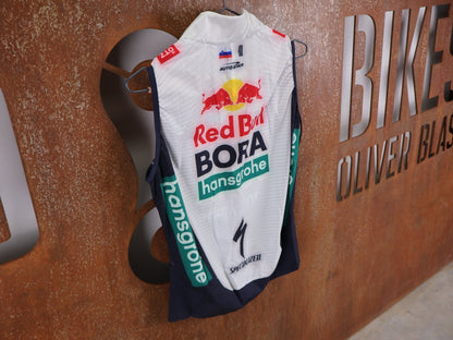 Westen - BOH von Specialized, SPECIALIZED RED BULL - BORA HANSGROHE WIND VEST ROGLIČ / WESTE vor USEDBIKES - OB.DE Hintergrund