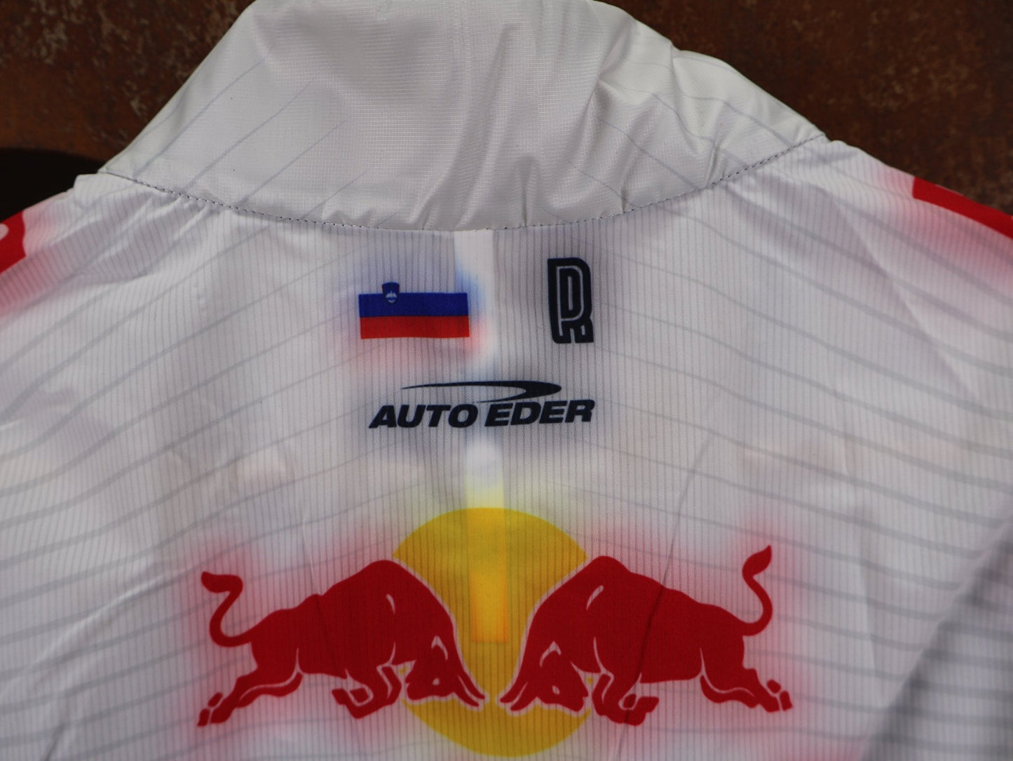 Westen - BOH von Specialized, SPECIALIZED RED BULL - BORA HANSGROHE WIND VEST ROGLIČ / WESTE vor USEDBIKES - OB.DE Hintergrund