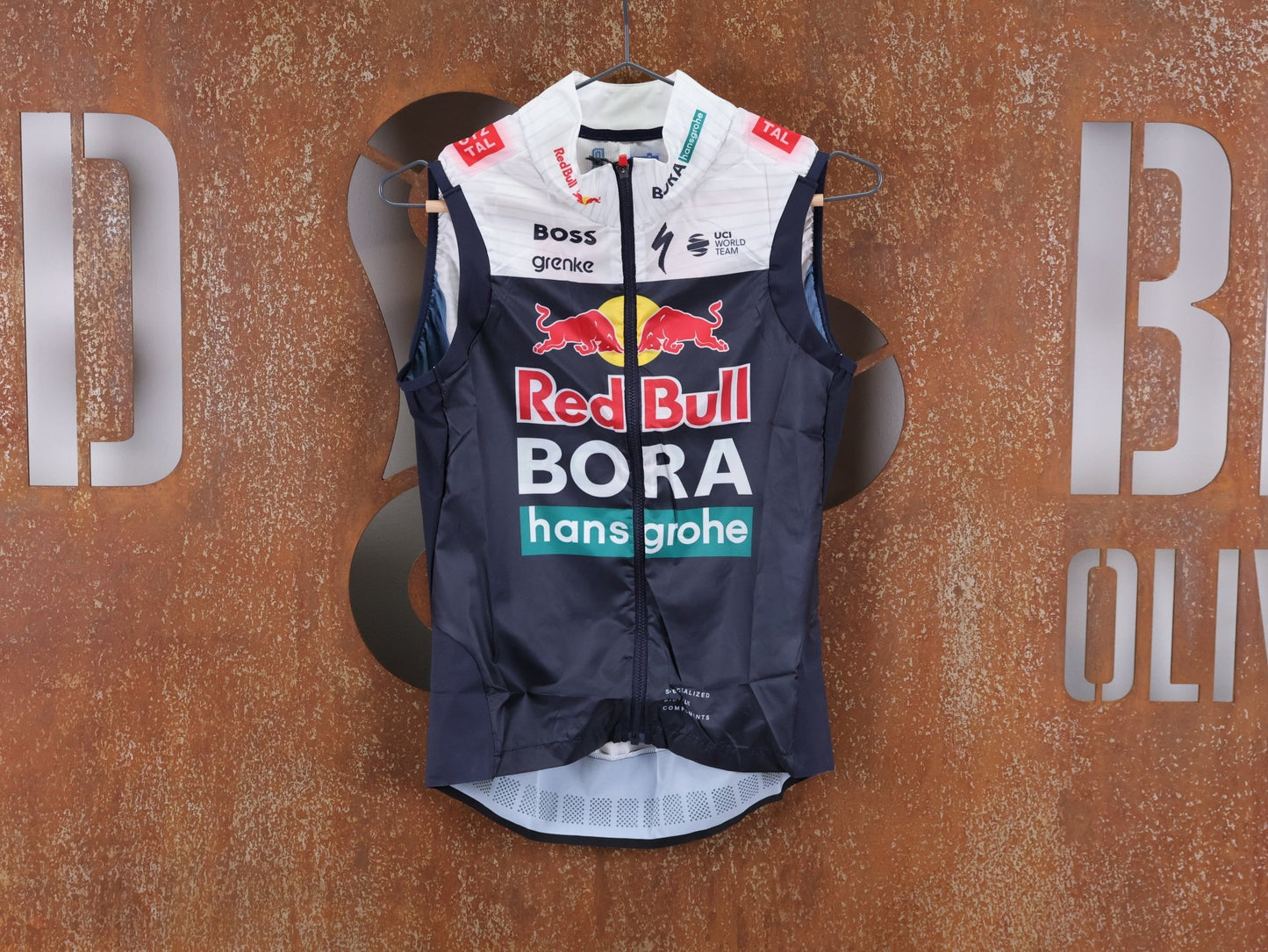 Westen - BOH von Specialized, SPECIALIZED RED BULL - BORA HANSGROHE WIND VEST ROGLIČ / WESTE vor USEDBIKES - OB.DE Hintergrund