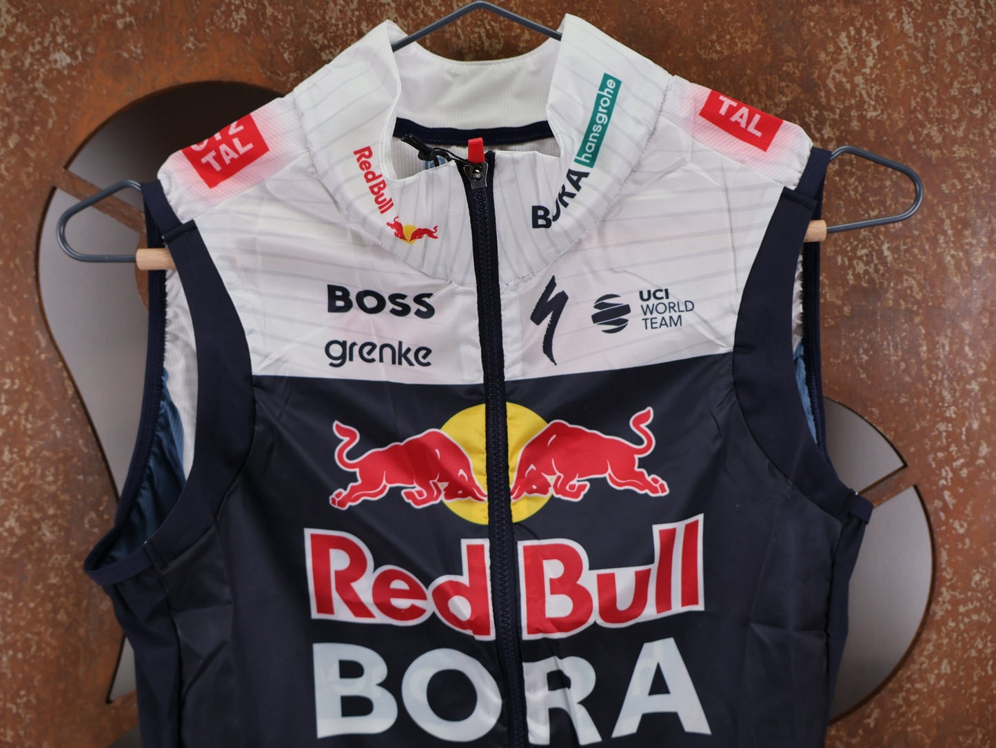 Westen - BOH von Specialized, SPECIALIZED RED BULL - BORA HANSGROHE WIND VEST ROGLIČ / WESTE vor USEDBIKES - OB.DE Hintergrund