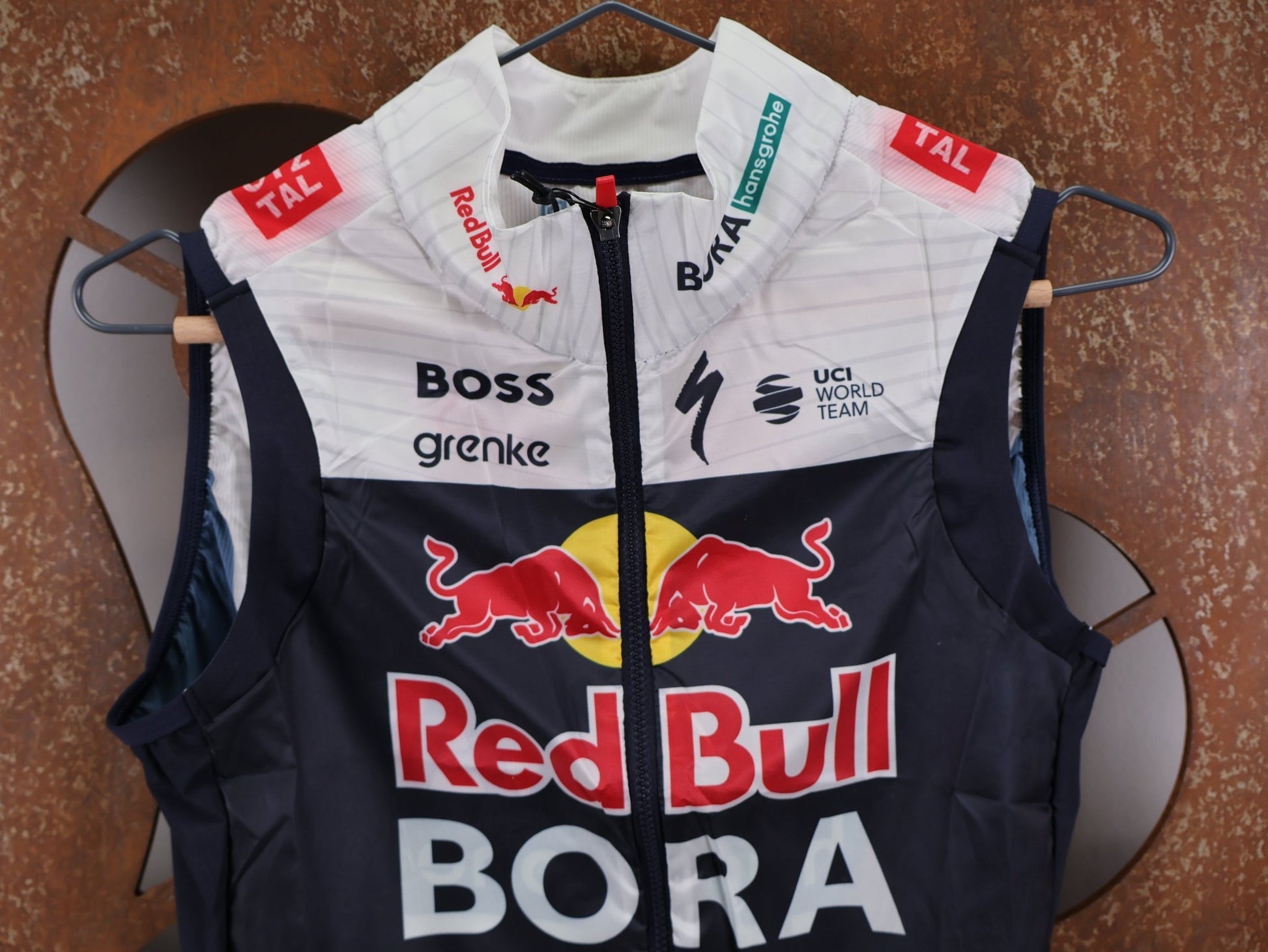 Westen - BOH von Specialized, SPECIALIZED RED BULL - BORA HANSGROHE WIND VEST ROGLIČ / WESTE vor USEDBIKES - OB.DE Hintergrund