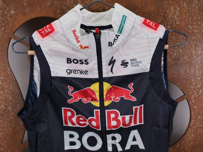 Westen - BOH von Specialized, SPECIALIZED RED BULL - BORA HANSGROHE WIND VEST ROGLIČ / WESTE vor USEDBIKES - OB.DE Hintergrund
