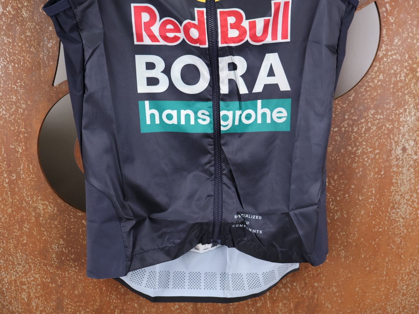 Westen - BOH von Specialized, SPECIALIZED RED BULL - BORA HANSGROHE WIND VEST ROGLIČ / WESTE vor USEDBIKES - OB.DE Hintergrund