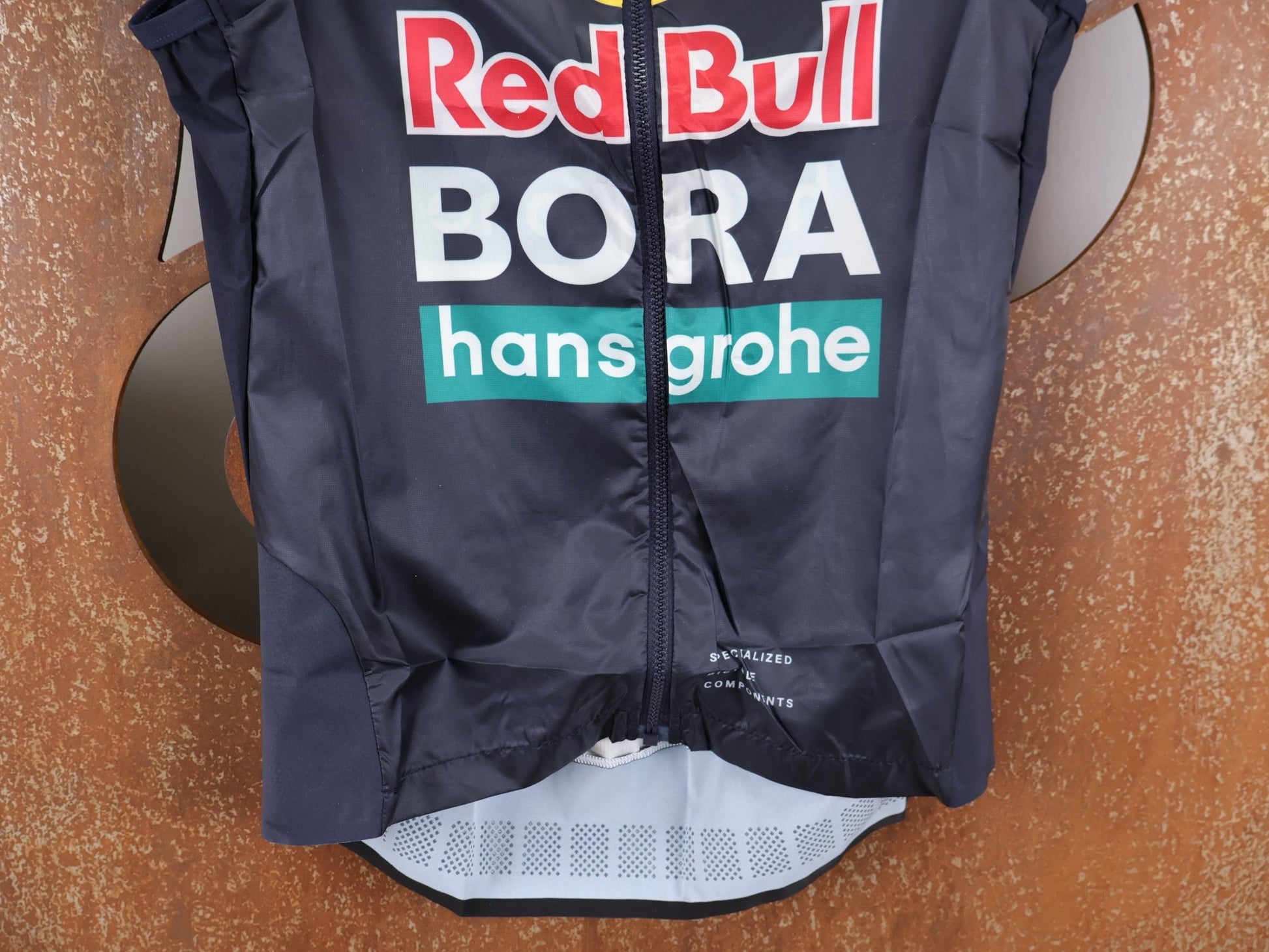 Westen - BOH von Specialized, SPECIALIZED RED BULL - BORA HANSGROHE WIND VEST ROGLIČ / WESTE vor USEDBIKES - OB.DE Hintergrund