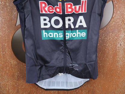Westen - BOH von Specialized, SPECIALIZED RED BULL - BORA HANSGROHE WIND VEST ROGLIČ / WESTE vor USEDBIKES - OB.DE Hintergrund
