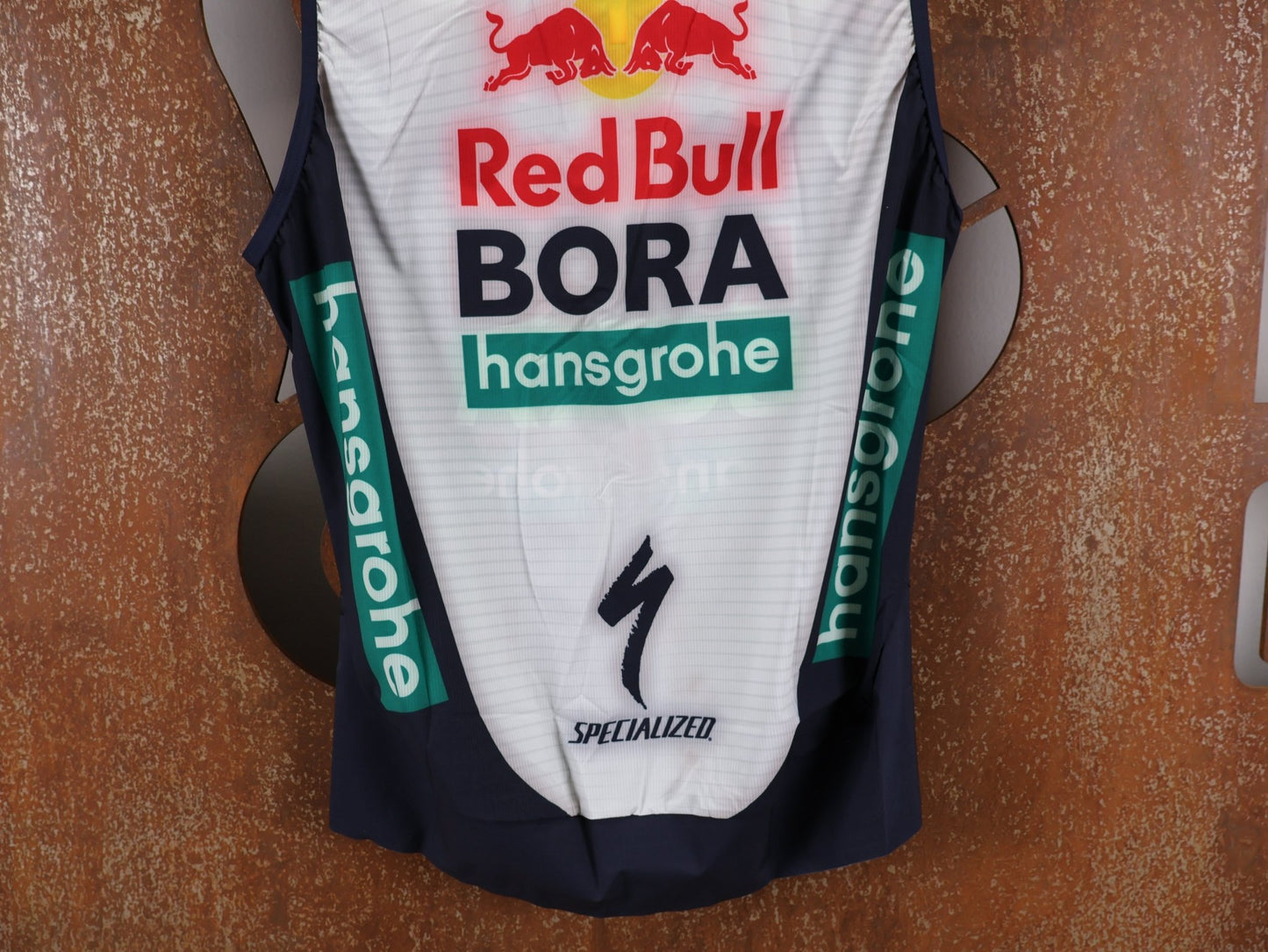 Westen - BOH von Specialized, SPECIALIZED RED BULL - BORA HANSGROHE WIND VEST ROGLIČ / WESTE vor USEDBIKES - OB.DE Hintergrund