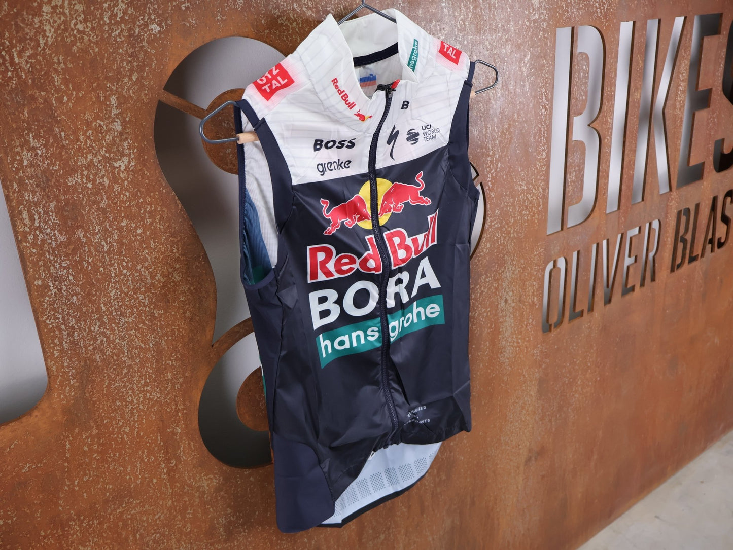 Westen - BOH von Specialized, SPECIALIZED RED BULL - BORA HANSGROHE WIND VEST ROGLIČ / WESTE vor USEDBIKES - OB.DE Hintergrund