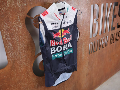 Westen - BOH von Specialized, SPECIALIZED RED BULL - BORA HANSGROHE WIND VEST ROGLIČ / WESTE vor USEDBIKES - OB.DE Hintergrund