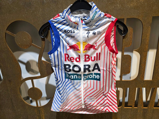 Westen - BOH von Specialized, SPECIALIZED RED BULL - BORA HANSGROHE WIND VEST TDF / WESTE vor USEDBIKES - OB.DE Hintergrund