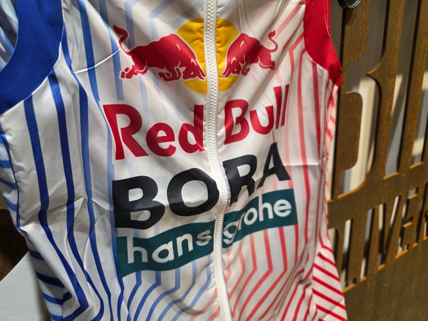 Westen - BOH von Specialized, SPECIALIZED RED BULL - BORA HANSGROHE WIND VEST TDF / WESTE vor USEDBIKES - OB.DE Hintergrund