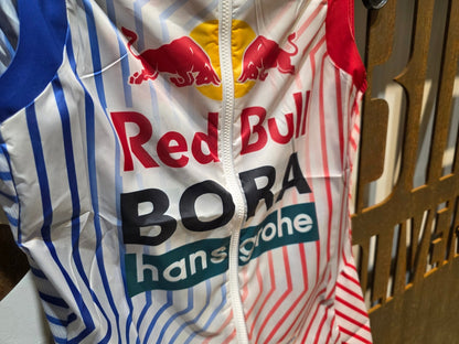 Westen - BOH von Specialized, SPECIALIZED RED BULL - BORA HANSGROHE WIND VEST TDF / WESTE vor USEDBIKES - OB.DE Hintergrund