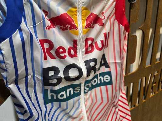 Westen - BOH von Specialized, SPECIALIZED RED BULL - BORA HANSGROHE WIND VEST TDF / WESTE vor USEDBIKES - OB.DE Hintergrund