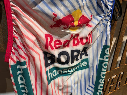 Westen - BOH von Specialized, SPECIALIZED RED BULL - BORA HANSGROHE WIND VEST TDF / WESTE vor USEDBIKES - OB.DE Hintergrund