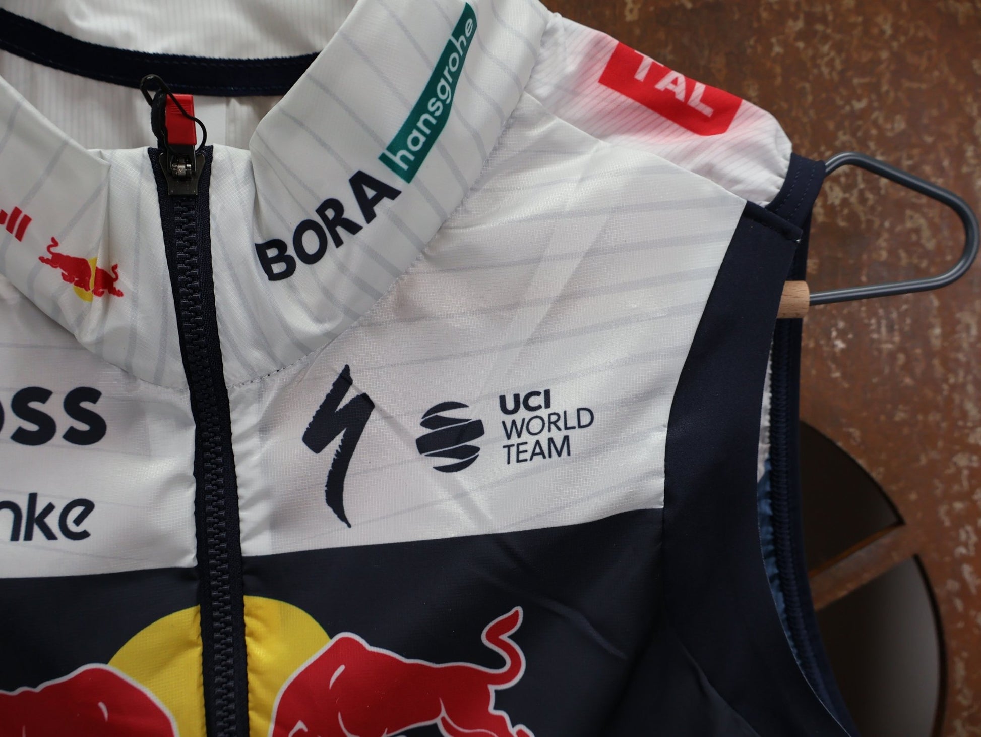 Westen - BOH von Specialized, SPECIALIZED RED BULL - BORA HANSGROHE WIND VEST / WESTE vor USEDBIKES - OB.DE Hintergrund