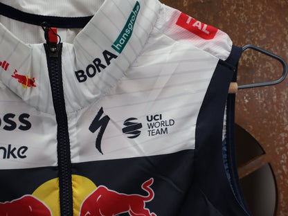 Westen - BOH von Specialized, SPECIALIZED RED BULL - BORA HANSGROHE WIND VEST / WESTE vor USEDBIKES - OB.DE Hintergrund