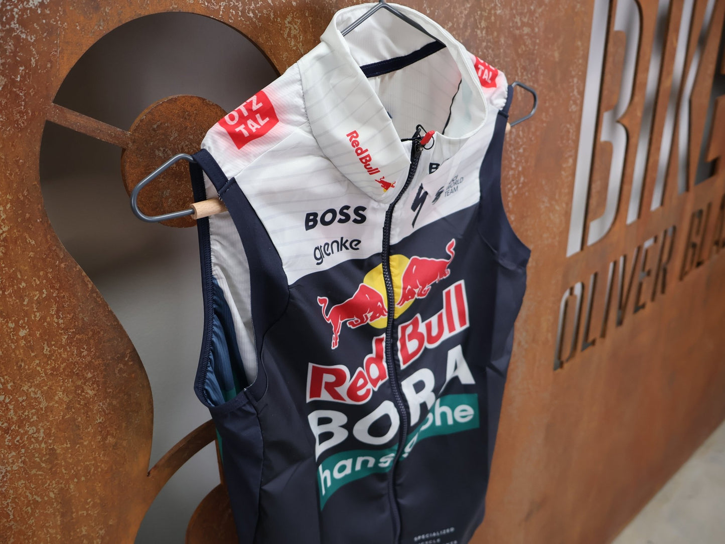 Westen - BOH von Specialized, SPECIALIZED RED BULL - BORA HANSGROHE WIND VEST / WESTE vor USEDBIKES - OB.DE Hintergrund