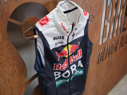 Westen - BOH von Specialized, SPECIALIZED RED BULL - BORA HANSGROHE WIND VEST / WESTE vor USEDBIKES - OB.DE Hintergrund
