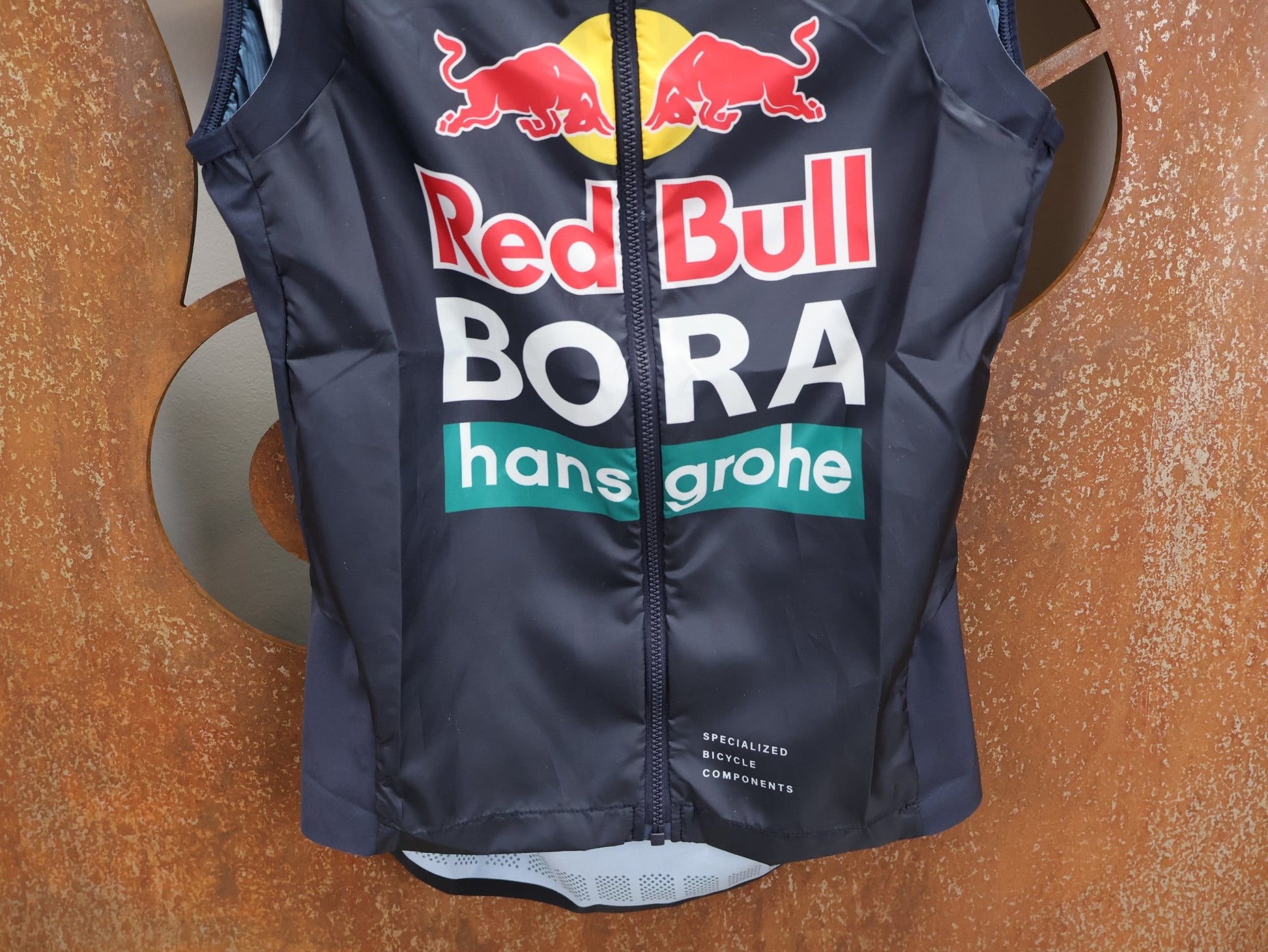 Westen - BOH von Specialized, SPECIALIZED RED BULL - BORA HANSGROHE WIND VEST / WESTE vor USEDBIKES - OB.DE Hintergrund