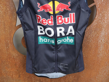 Westen - BOH von Specialized, SPECIALIZED RED BULL - BORA HANSGROHE WIND VEST / WESTE vor USEDBIKES - OB.DE Hintergrund