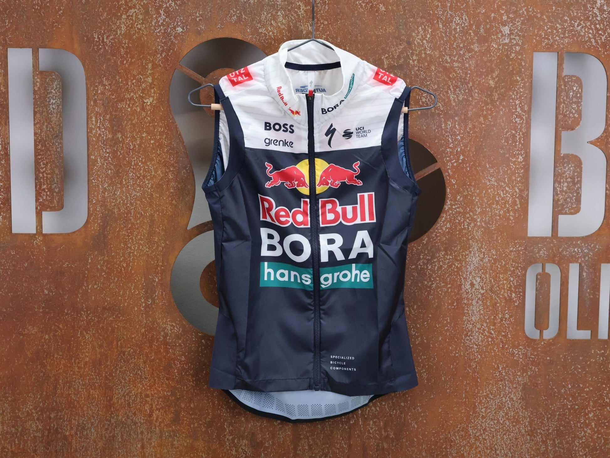 Westen - BOH von Specialized, SPECIALIZED RED BULL - BORA HANSGROHE WIND VEST / WESTE vor USEDBIKES - OB.DE Hintergrund