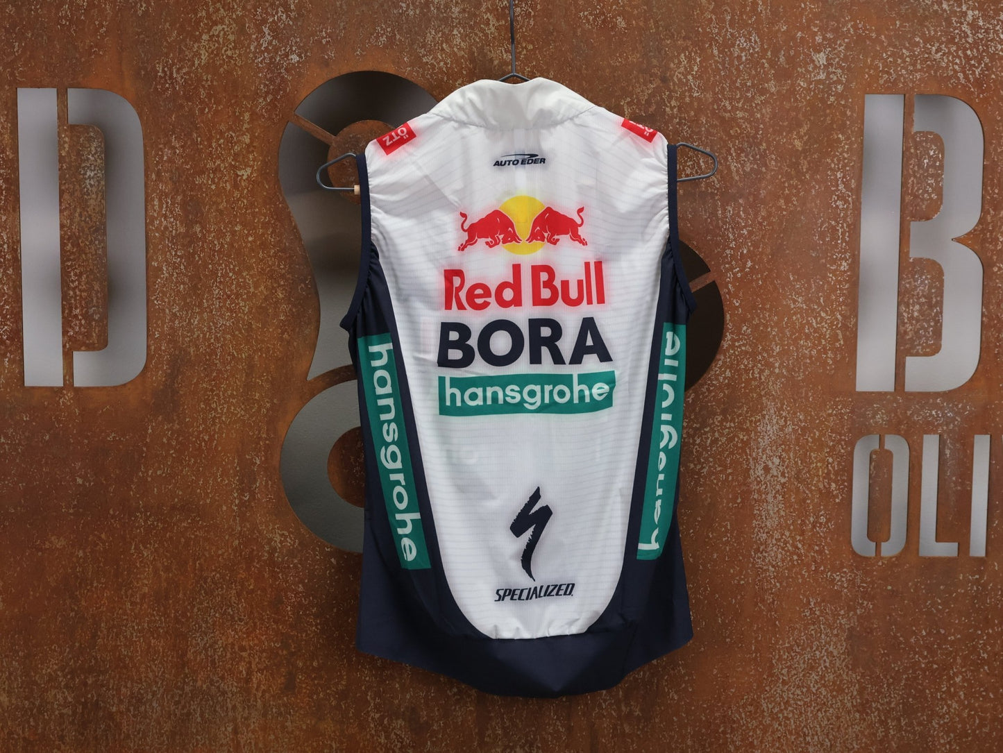 Westen - BOH von Specialized, SPECIALIZED RED BULL - BORA HANSGROHE WIND VEST / WESTE vor USEDBIKES - OB.DE Hintergrund