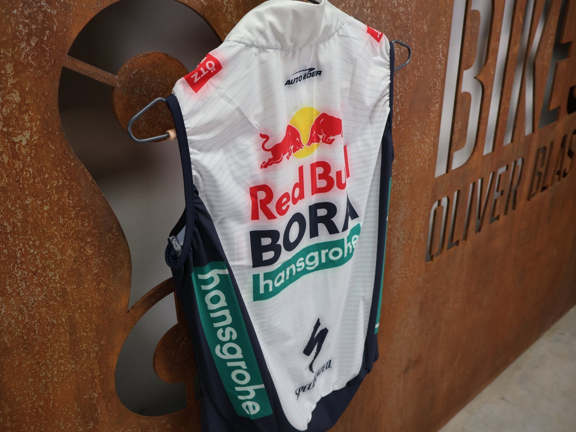 Westen - BOH von Specialized, SPECIALIZED RED BULL - BORA HANSGROHE WIND VEST / WESTE vor USEDBIKES - OB.DE Hintergrund
