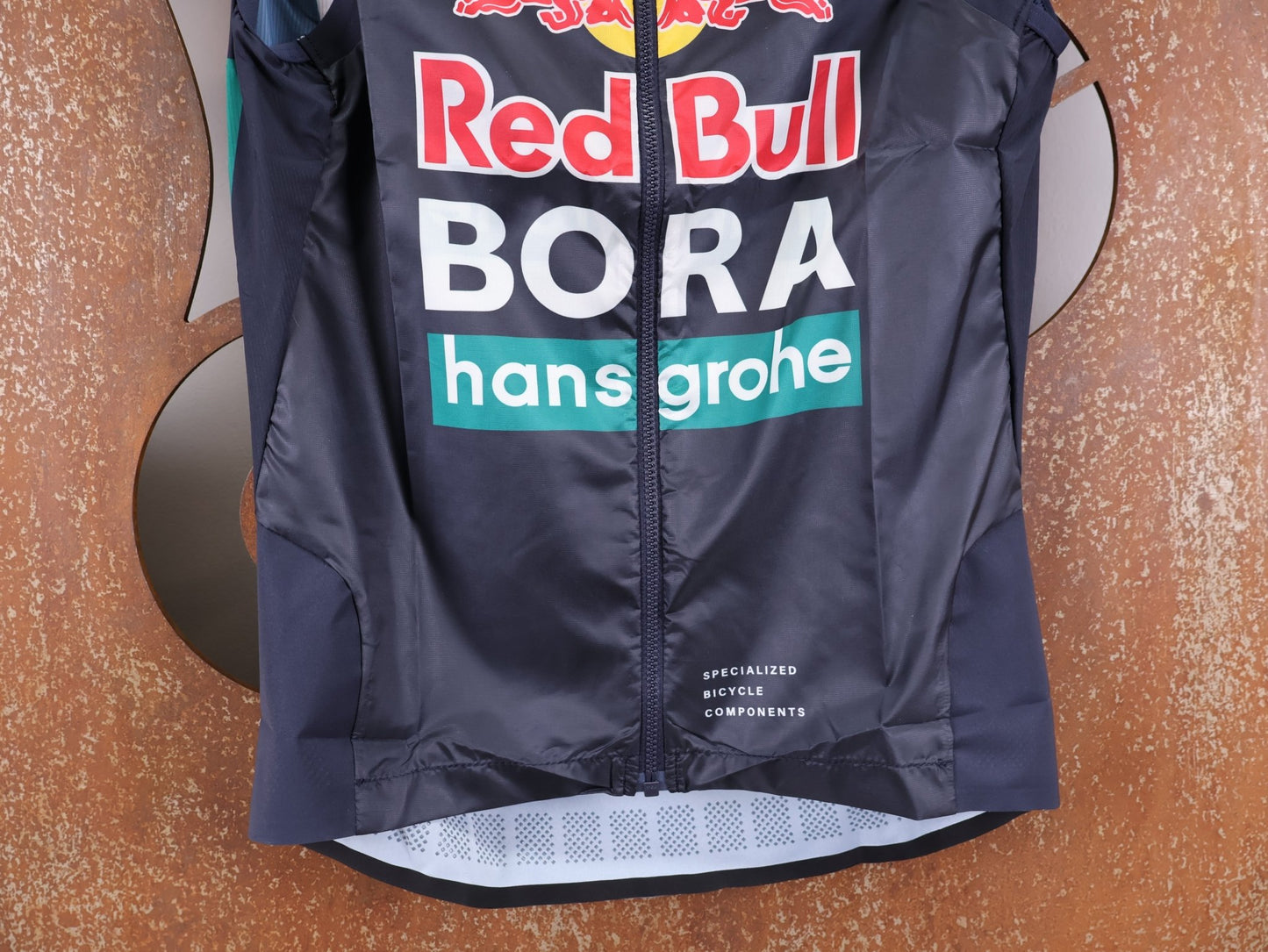 Westen - BOH von Specialized, SPECIALIZED RED BULL - BORA HANSGROHE WIND VEST / WESTE U23 vor USEDBIKES - OB.DE Hintergrund