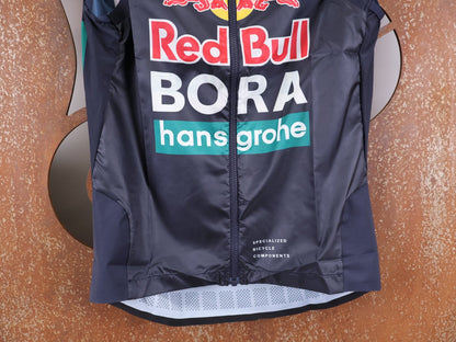 Westen - BOH von Specialized, SPECIALIZED RED BULL - BORA HANSGROHE WIND VEST / WESTE U23 vor USEDBIKES - OB.DE Hintergrund