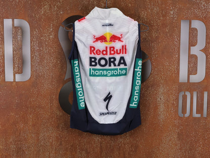 Westen - BOH von Specialized, SPECIALIZED RED BULL - BORA HANSGROHE WIND VEST / WESTE U23 vor USEDBIKES - OB.DE Hintergrund