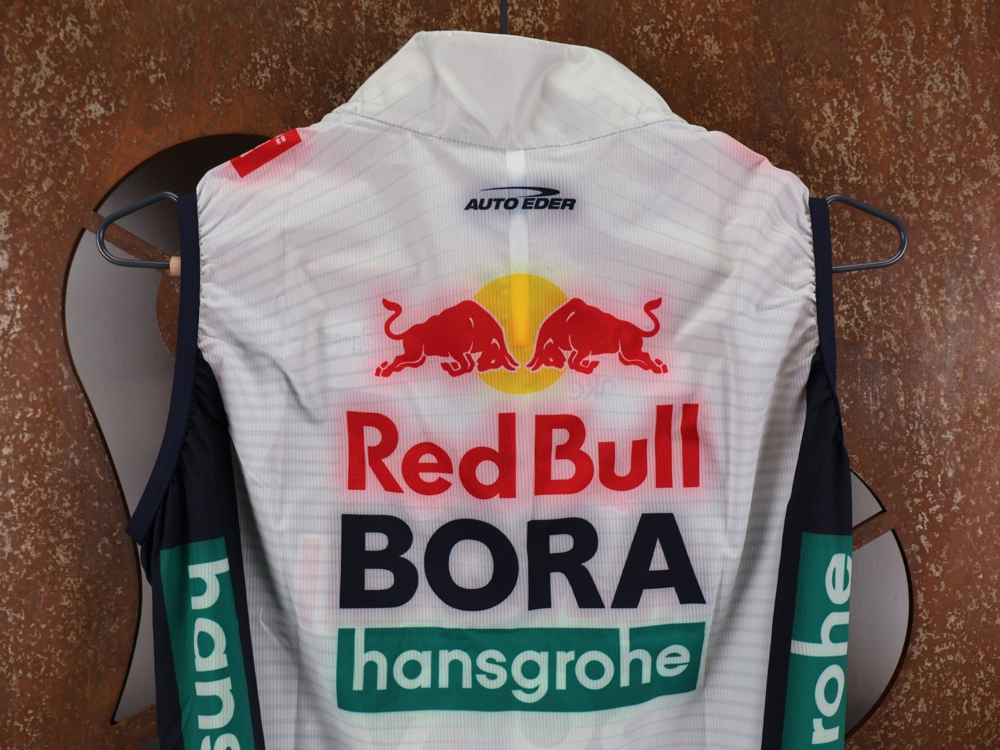 Westen - BOH von Specialized, SPECIALIZED RED BULL - BORA HANSGROHE WIND VEST / WESTE U23 vor USEDBIKES - OB.DE Hintergrund