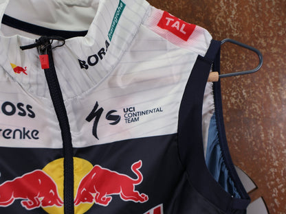 Westen - BOH von Specialized, SPECIALIZED RED BULL - BORA HANSGROHE WIND VEST / WESTE U23 vor USEDBIKES - OB.DE Hintergrund