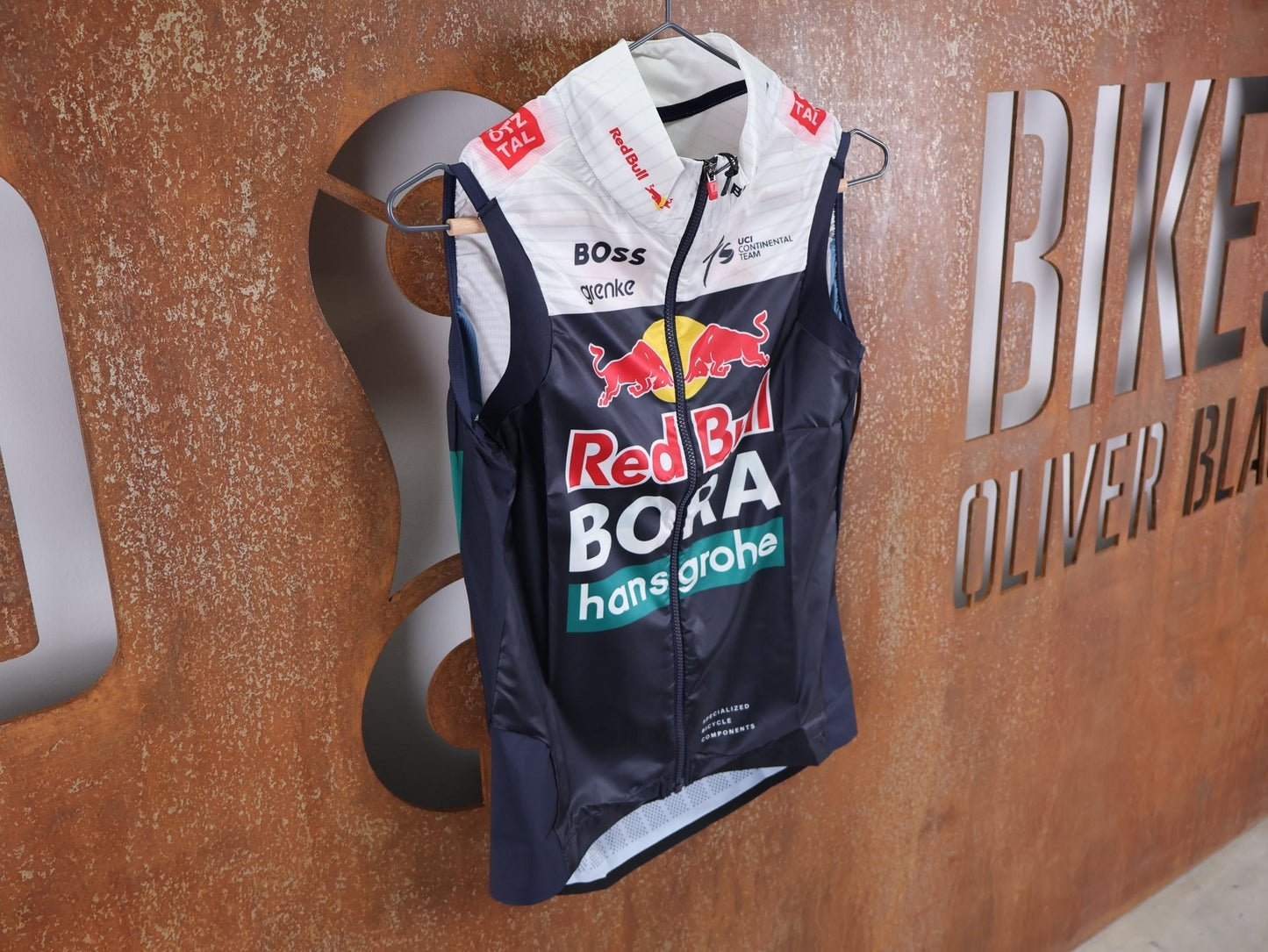 Westen - BOH von Specialized, SPECIALIZED RED BULL - BORA HANSGROHE WIND VEST / WESTE U23 vor USEDBIKES - OB.DE Hintergrund