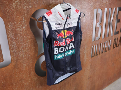 Westen - BOH von Specialized, SPECIALIZED RED BULL - BORA HANSGROHE WIND VEST / WESTE U23 vor USEDBIKES - OB.DE Hintergrund