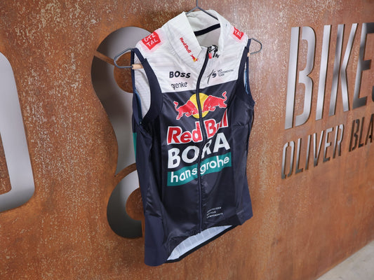 Westen - BOH von Specialized, SPECIALIZED RED BULL - BORA HANSGROHE WIND VEST / WESTE U23 vor USEDBIKES - OB.DE Hintergrund