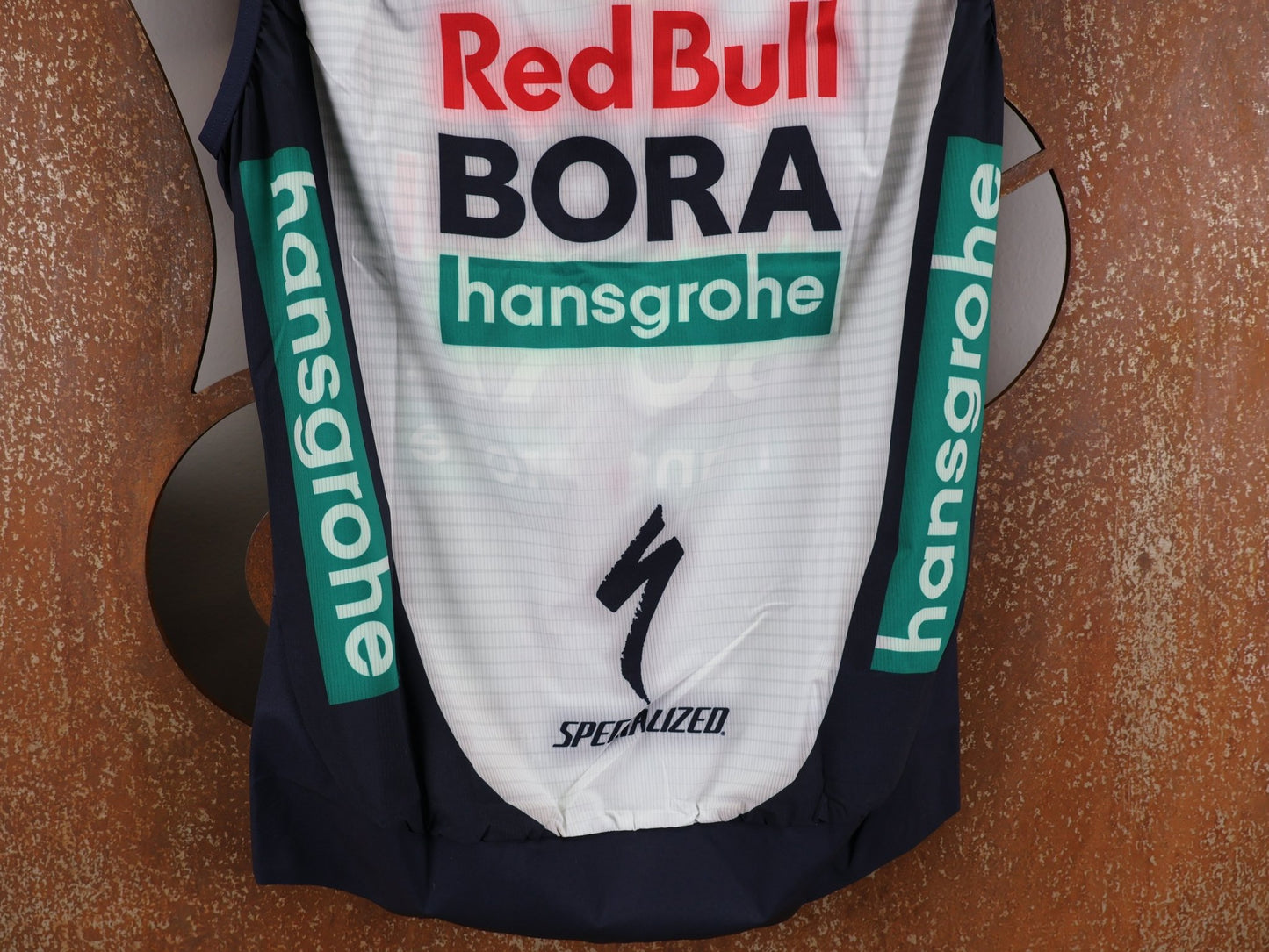 Westen - BOH von Specialized, SPECIALIZED RED BULL - BORA HANSGROHE WIND VEST / WESTE U23 vor USEDBIKES - OB.DE Hintergrund