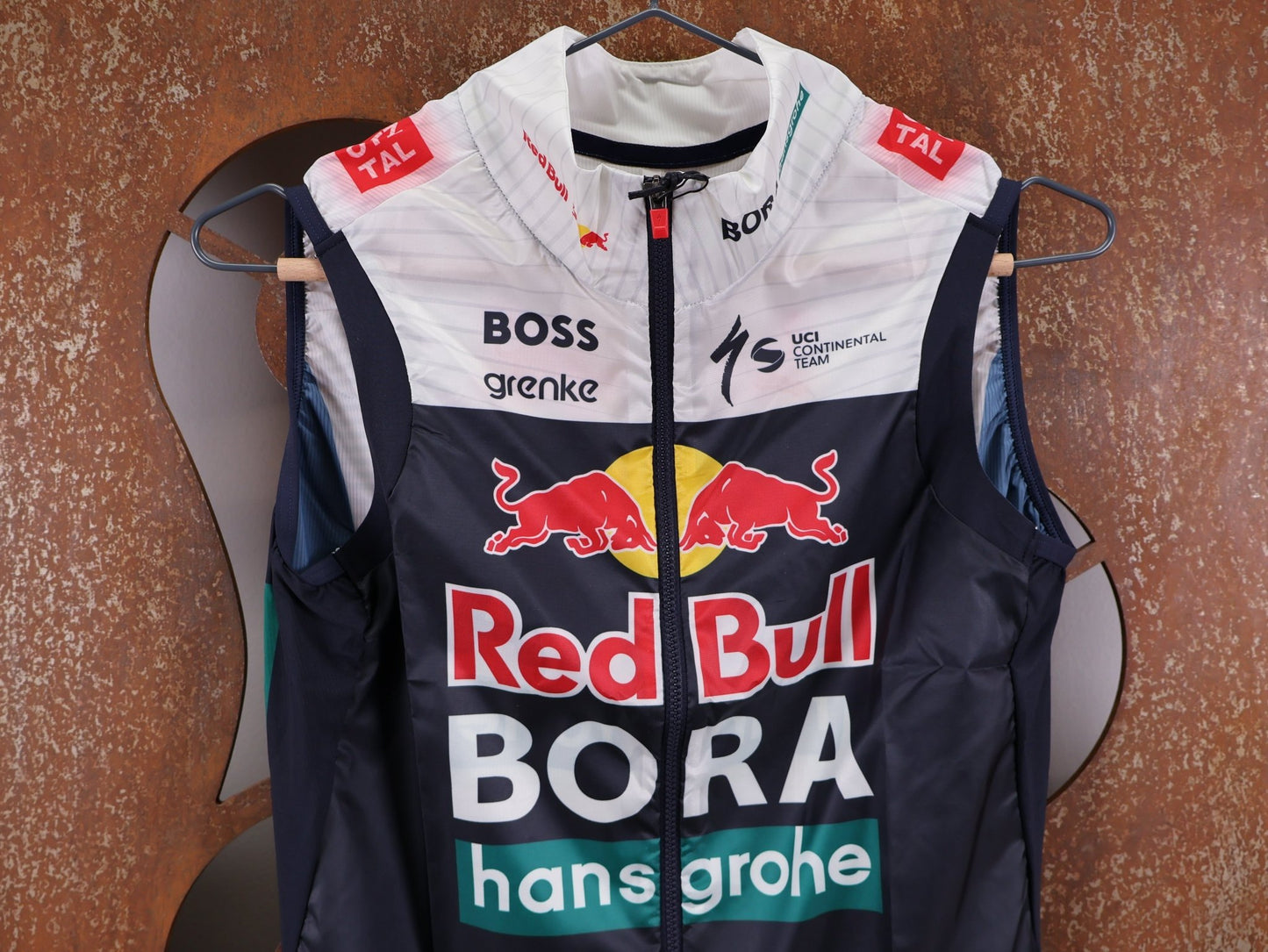 Westen - BOH von Specialized, SPECIALIZED RED BULL - BORA HANSGROHE WIND VEST / WESTE U23 vor USEDBIKES - OB.DE Hintergrund