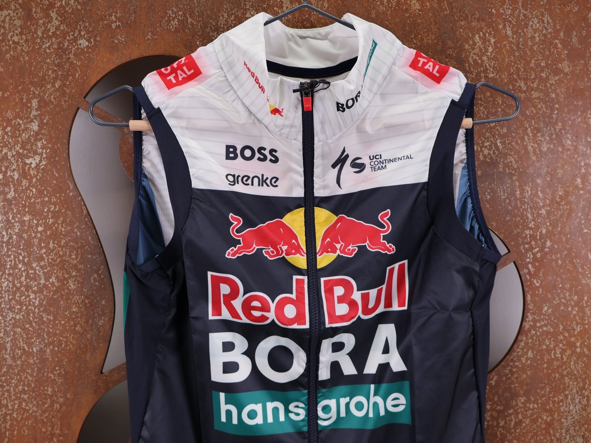 Westen - BOH von Specialized, SPECIALIZED RED BULL - BORA HANSGROHE WIND VEST / WESTE U23 vor USEDBIKES - OB.DE Hintergrund