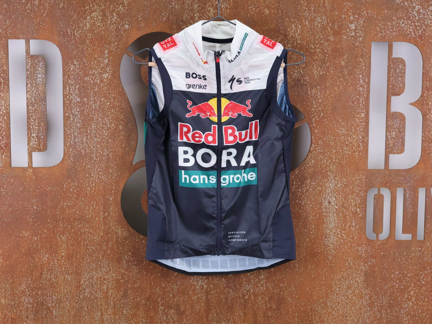 Westen - BOH von Specialized, SPECIALIZED RED BULL - BORA HANSGROHE WIND VEST / WESTE U23 vor USEDBIKES - OB.DE Hintergrund