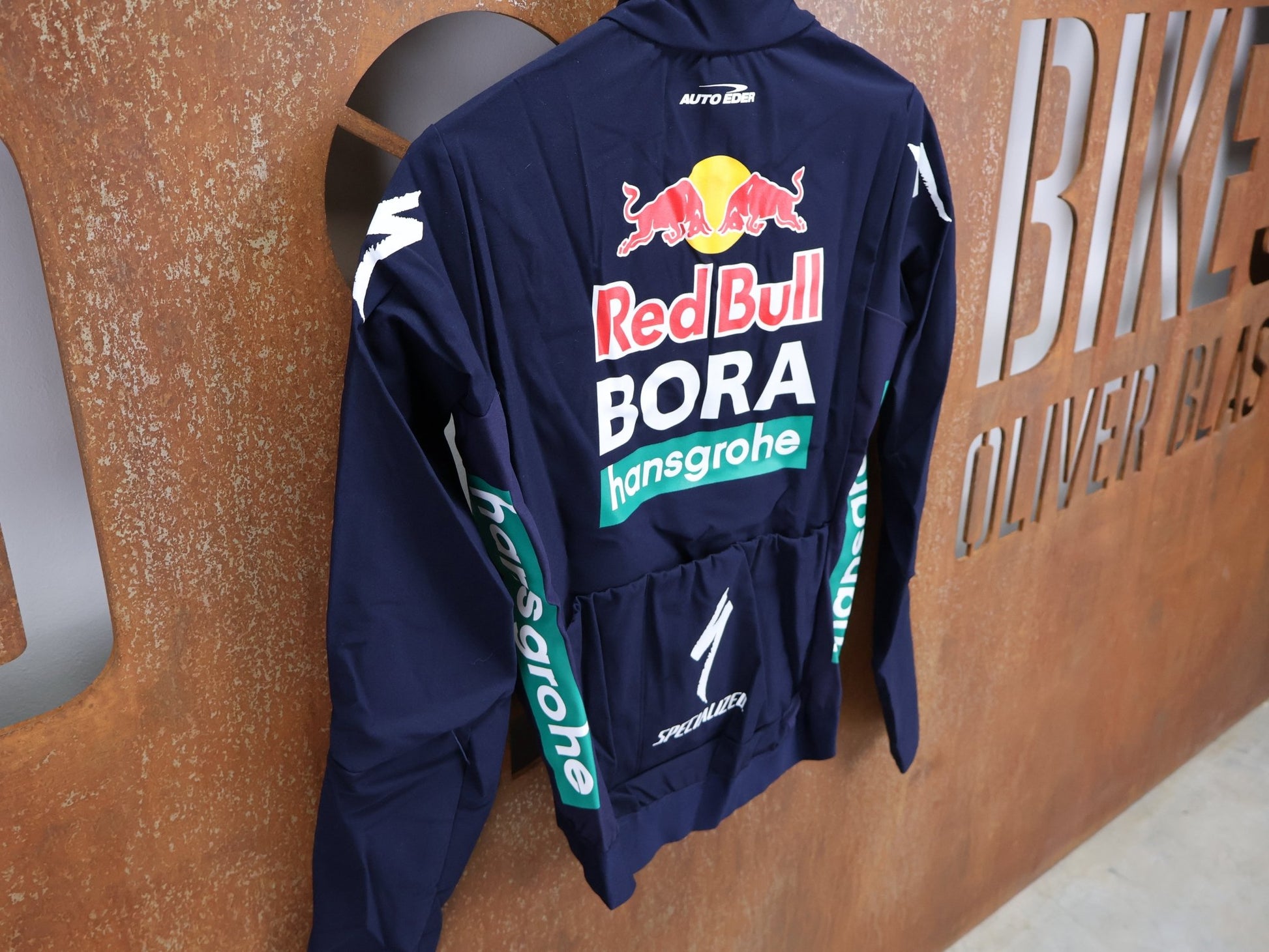 Regenbekleidung - BOH von Specialized, SPECIALIZED RED BULL - BORA HANSGROHEWET WEATHER JERSEY LS / LANGARM THERMAL RENNTRIKOT vor USEDBIKES - OB.DE Hintergrund