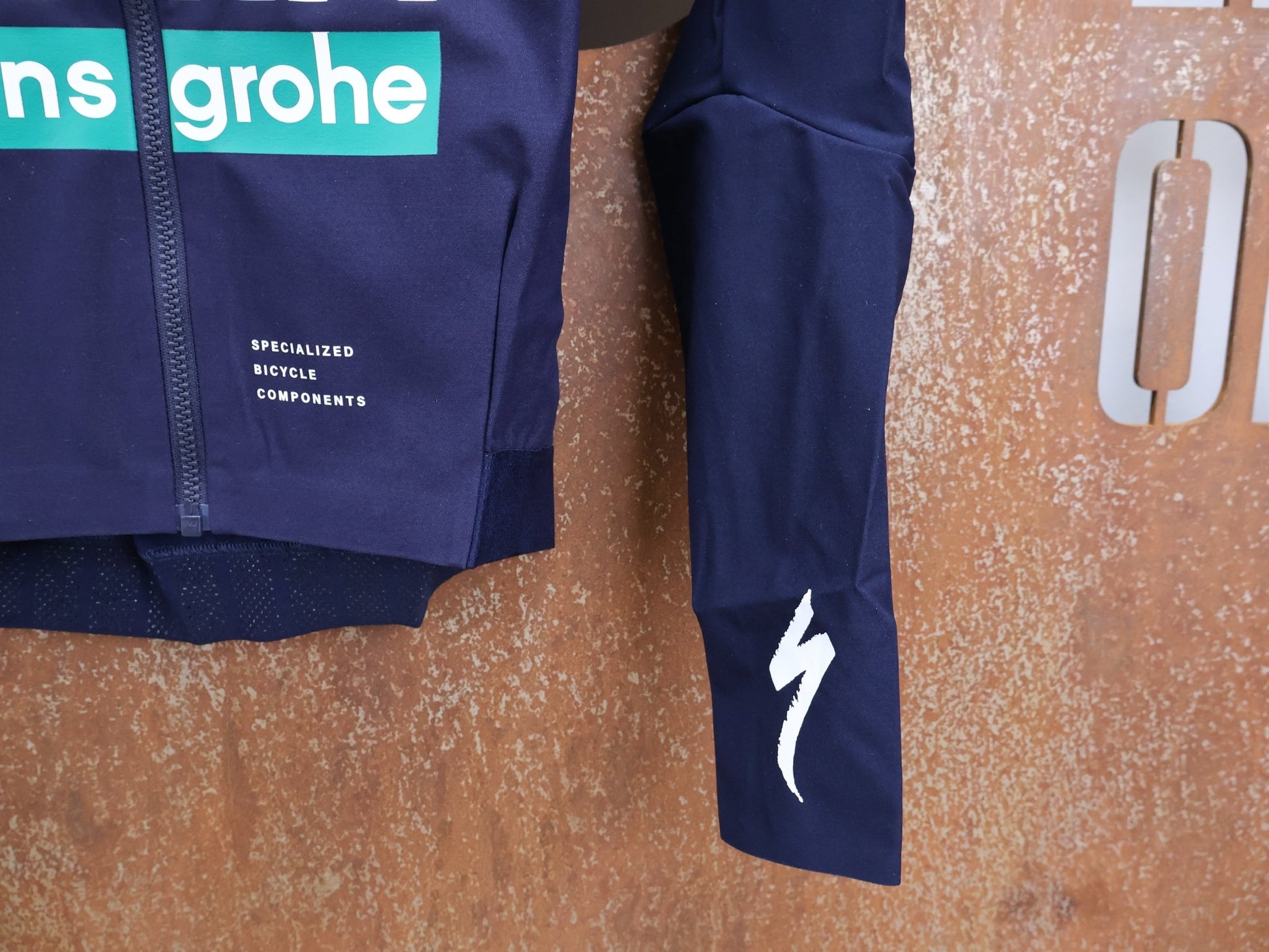 Regenbekleidung - BOH von Specialized, SPECIALIZED RED BULL - BORA HANSGROHEWET WEATHER JERSEY LS / LANGARM THERMAL RENNTRIKOT vor USEDBIKES - OB.DE Hintergrund