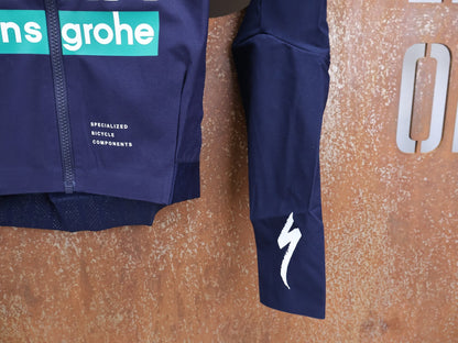 Regenbekleidung - BOH von Specialized, SPECIALIZED RED BULL - BORA HANSGROHEWET WEATHER JERSEY LS / LANGARM THERMAL RENNTRIKOT vor USEDBIKES - OB.DE Hintergrund