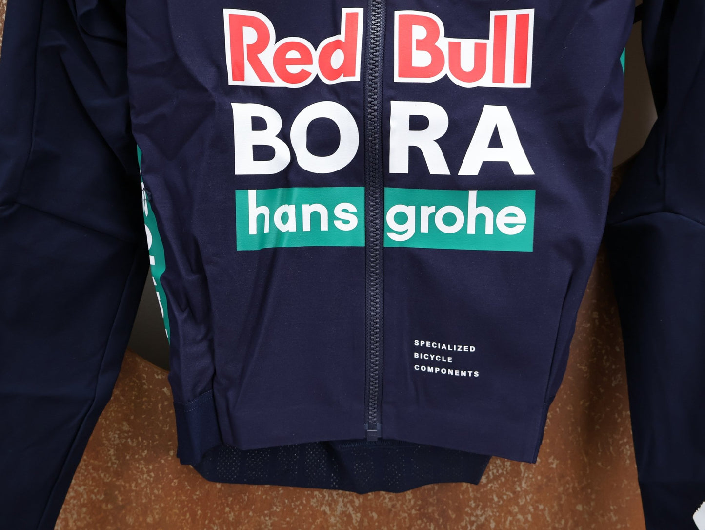 Regenbekleidung - BOH von Specialized, SPECIALIZED RED BULL - BORA HANSGROHEWET WEATHER JERSEY LS / LANGARM THERMAL RENNTRIKOT vor USEDBIKES - OB.DE Hintergrund