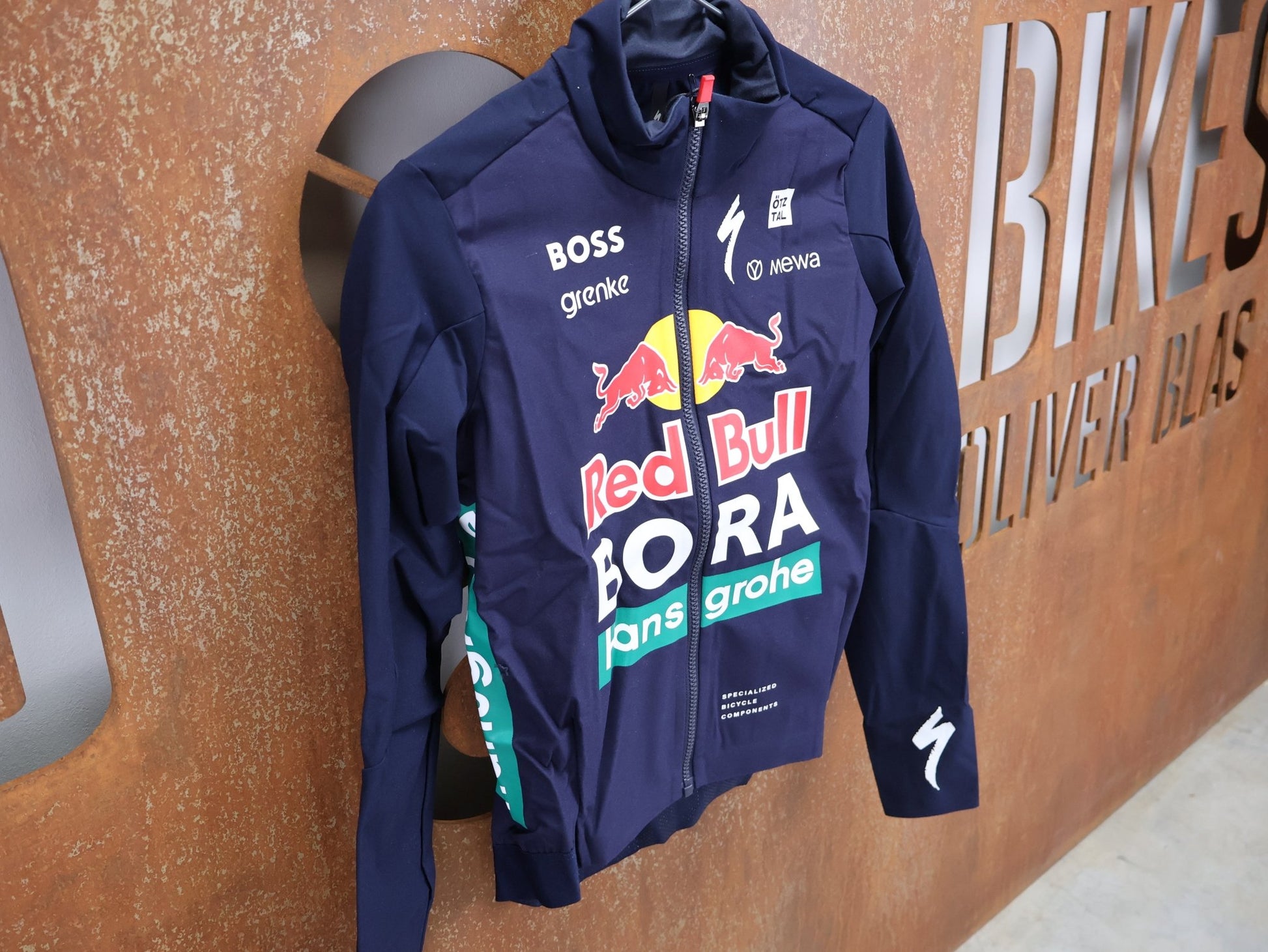 Regenbekleidung - BOH von Specialized, SPECIALIZED RED BULL - BORA HANSGROHEWET WEATHER JERSEY LS / LANGARM THERMAL RENNTRIKOT vor USEDBIKES - OB.DE Hintergrund