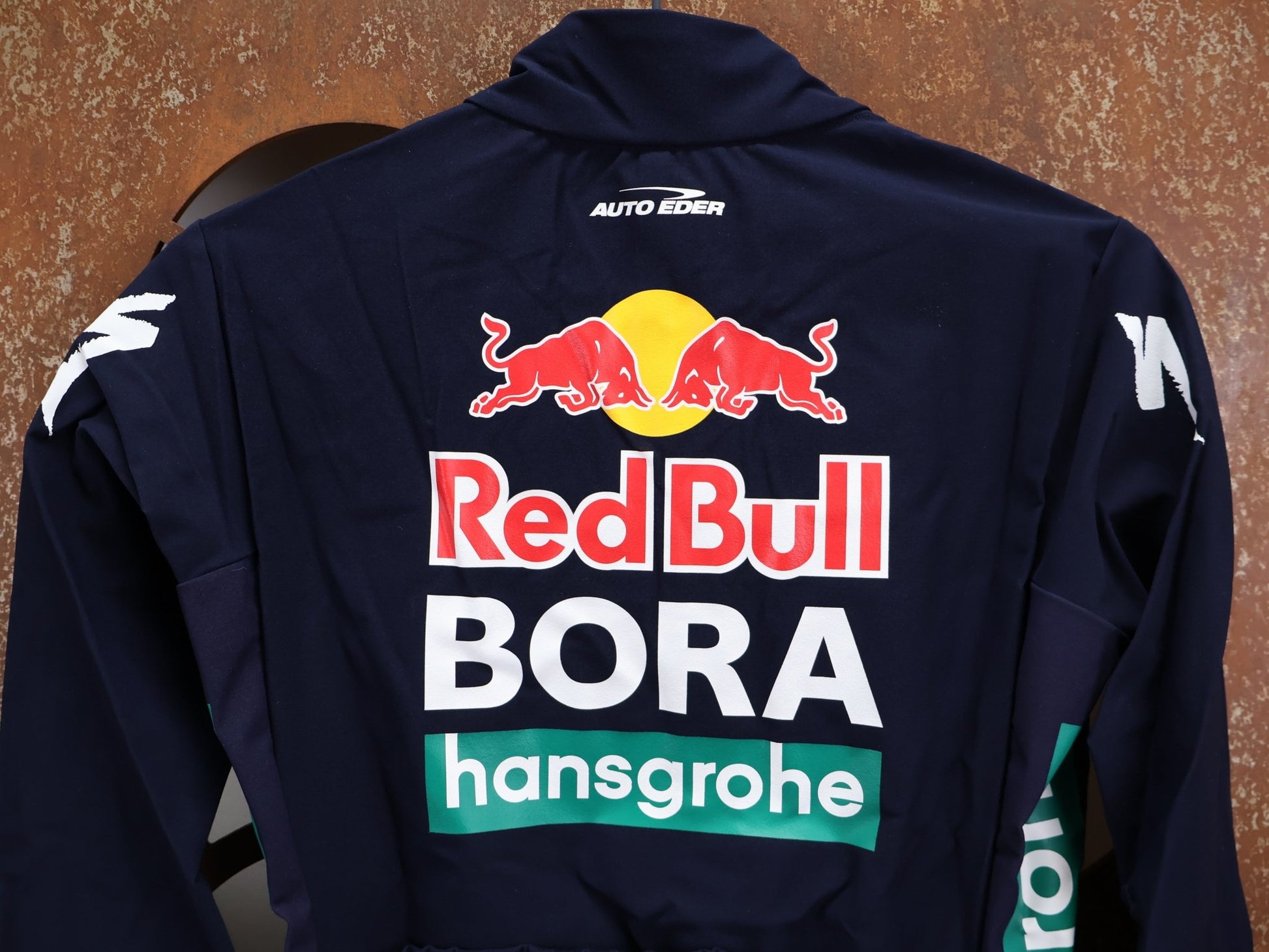 Regenbekleidung - BOH von Specialized, SPECIALIZED RED BULL - BORA HANSGROHEWET WEATHER JERSEY LS / LANGARM THERMAL RENNTRIKOT vor USEDBIKES - OB.DE Hintergrund