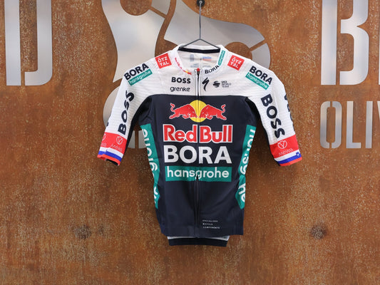 Kurzarm Trikot - BOH von Specialized, Specialized Red Bull BORA Roglic National Champ Jersey vor USEDBIKES-OB.DE Hintergrund