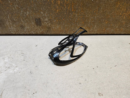 Trinkflaschen und Halter von Specialized, SPECIALIZED RIB CAGE II FLASCHENHALTER / SCHWARZ GLANZ in variant_title vor USEDBIKES - OB.DE Hintergrund