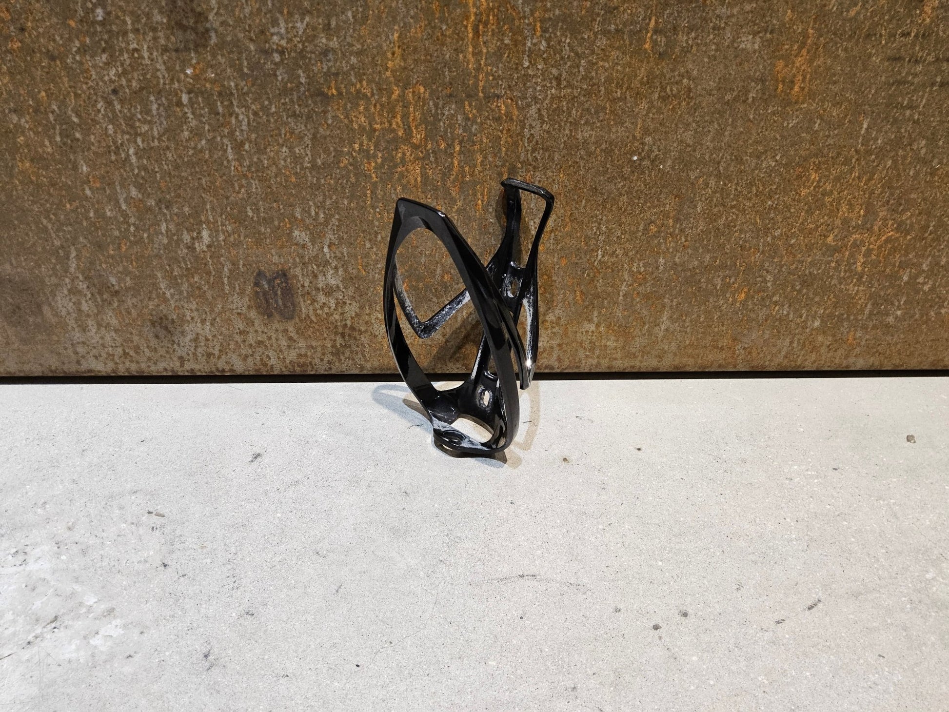 Trinkflaschen und Halter von Specialized, SPECIALIZED RIB CAGE II FLASCHENHALTER / SCHWARZ GLANZ in variant_title vor USEDBIKES - OB.DE Hintergrund