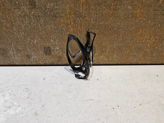Trinkflaschen und Halter von Specialized, SPECIALIZED RIB CAGE II FLASCHENHALTER / SCHWARZ GLANZ in variant_title vor USEDBIKES - OB.DE Hintergrund