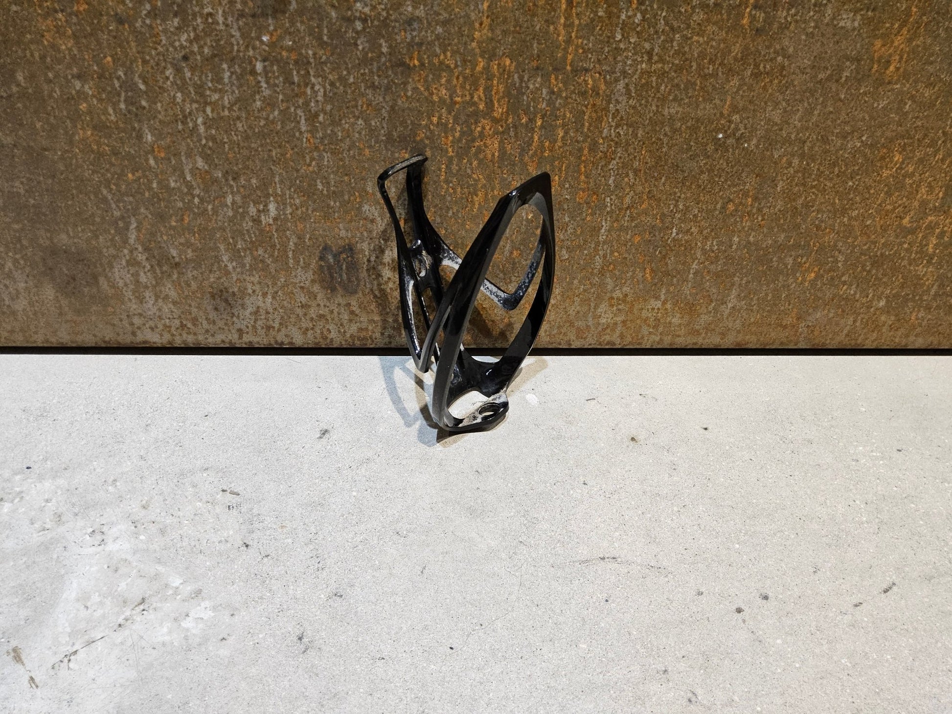 Trinkflaschen und Halter von Specialized, SPECIALIZED RIB CAGE II FLASCHENHALTER / SCHWARZ GLANZ in variant_title vor USEDBIKES - OB.DE Hintergrund